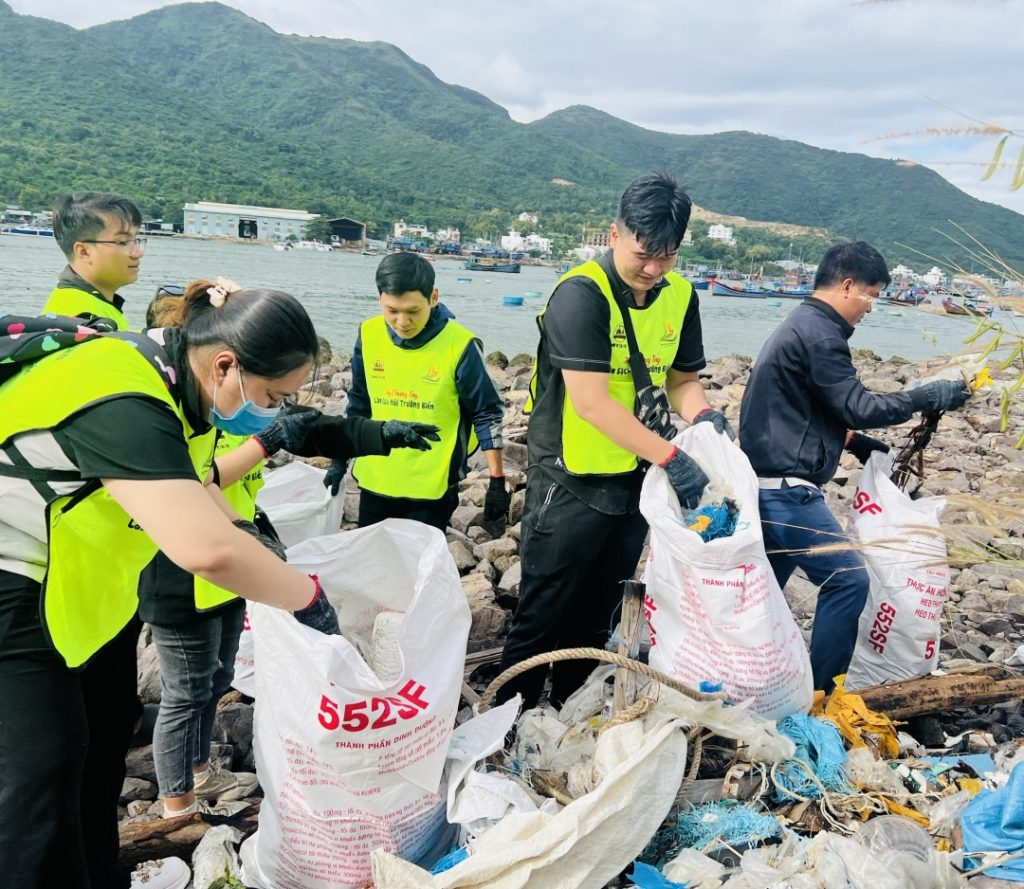 Khánh Hòa: 120 tình nguyện viên tham gia thu gom rác thải trên vịnh Nha ...